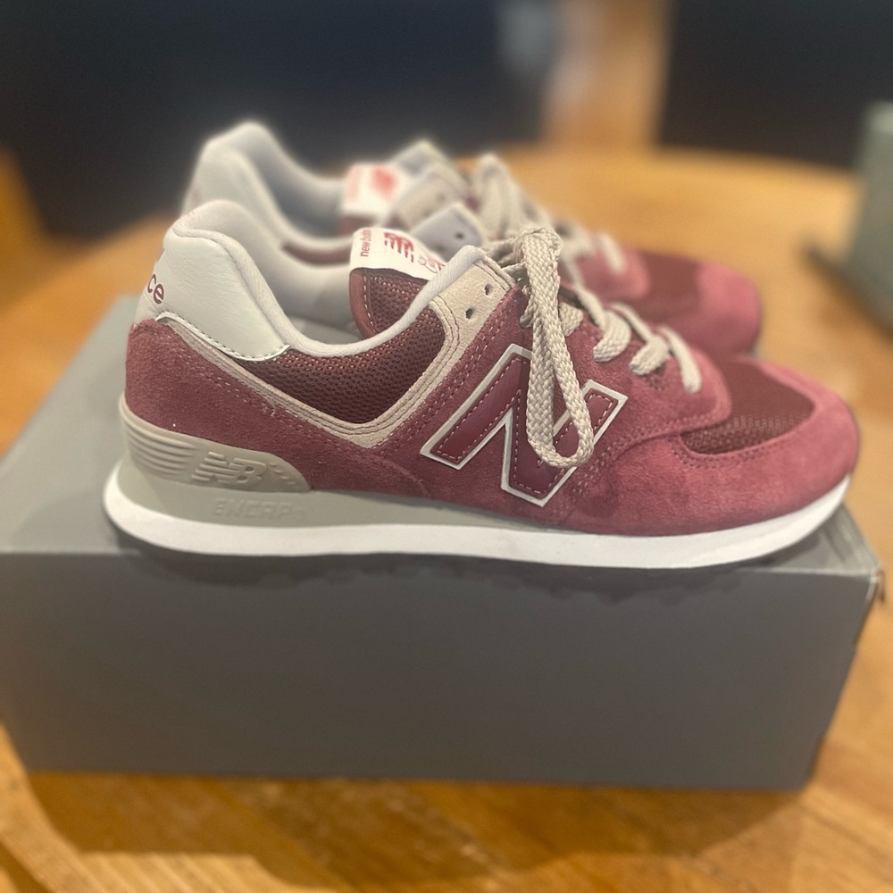 Women’s Burgundy New Balance 574, size 7.5 - Picture 3 of 7
